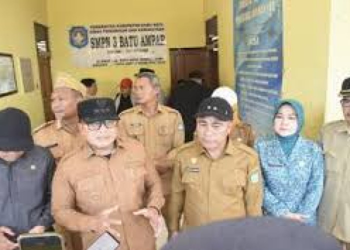 Tinjau SMPN 3 Batu Ampar, Bupati Sujiwo Minta Anggarkan Perbaikan Ruang Guru dan Kepsek