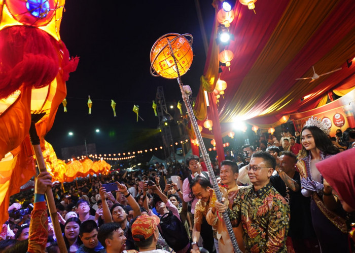 Naga Bersinar Rajut Harmoni Antar Etnis, 49 Naga Bersinar Meliuk di antara Lautan Manusia Jalan Gajah Mada