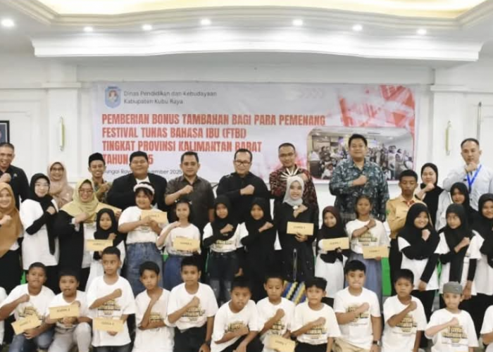 Kubu Raya Juara Umum FTBI 2025, Bupati Sujiwo Serahkan Bonus ke Pelajar Berprestasi