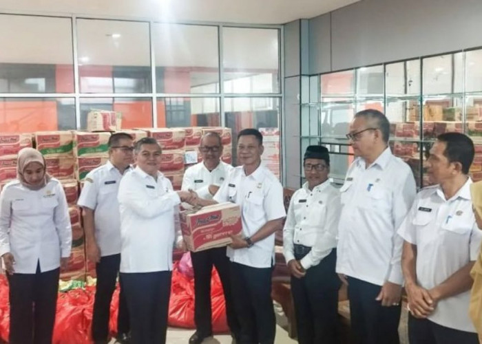 Pemkab Kubu Raya Salurkan 2 Ton Beras untuk Warga Terdampak Banjir di Sungai Ambawang dan Kuala Mandor B