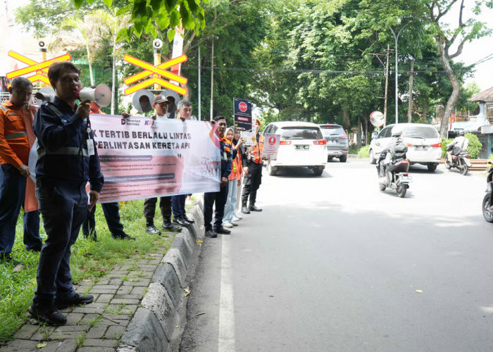 KAI Daop 8 Surabaya dan KAI Properti Gencarkan Sosialisasi Keselamatan di Perlintasan Sebidang Jelang Nataru