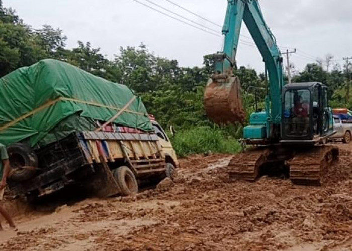 Jelang Lebaran, Pemkab Melawi Bersama Perusahaan Kebun Sawit Perbaikan Jalan Nanga Pinoh - Ella Hilir