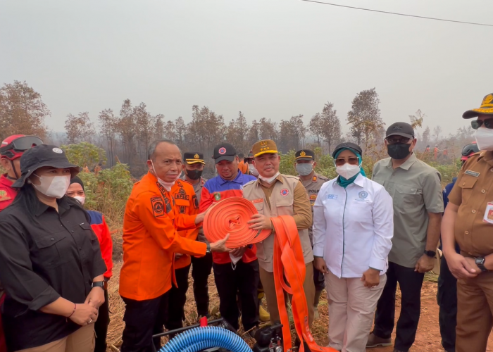 Relawan Karhutla di Pelang Dapat Bantuan dari Pemprov, Mesin Pemadam dan 10 Gulung Selang