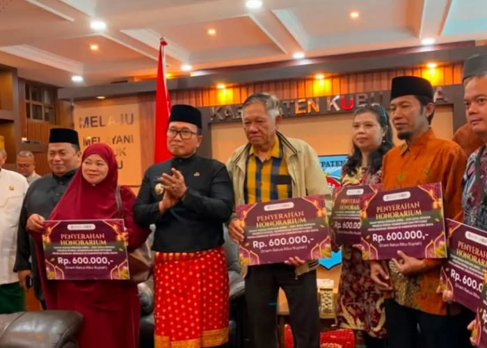 Bupati Kubu Raya Serahkan Insentif Guru Ngaji dan Petugas Fardu Kifayah