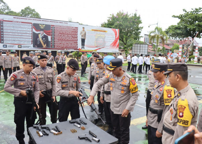 Periksa Senjata Api Pegangan Personel, Kapolres Melawi Ingatkan Penggunaanya 