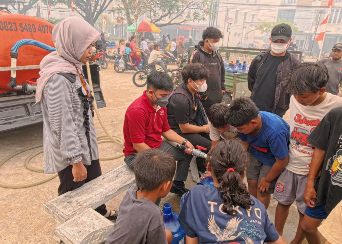 Keren! Mahasiswa KKN Hukum Untan Pontianak Kirim 4000L Air Bersih Ke Warga Desa Kapur