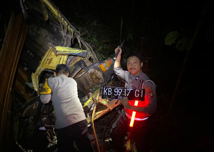 Sebuah Truk Hilang Kendali Terjun ke Jurang Sungai Ambawang, Dua Nyawa Melayang