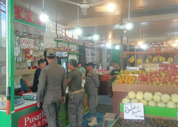 Lalai dengan Sampahnya, Pemilik Toko Buah Didenda Oleh Satpol PP Kota Pontianak
