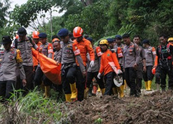 Tiga orang hilang Jumat lalu, korban akibat tanah longsor berhasil ditemukan Tim SAR Toraja 