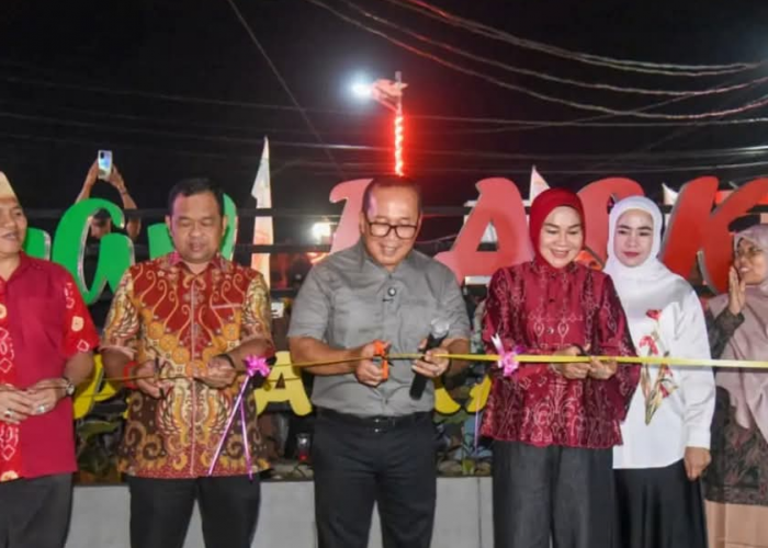 Bupati Sujiwo Resmikan Taman Pasar Kakap di Kubu Raya