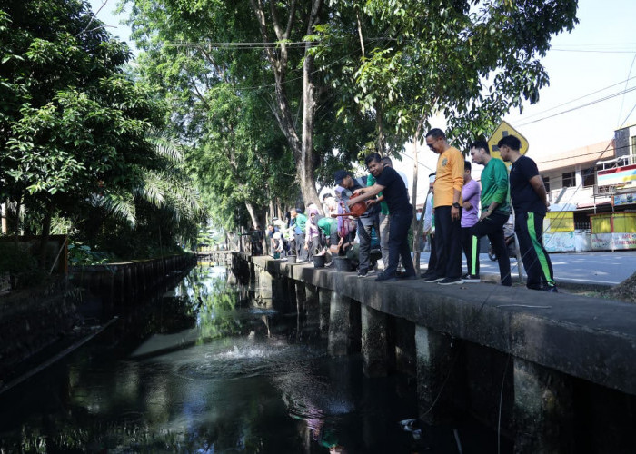 DLH Kota Pontianak Tabur Eco Enzym di Parit, Targetkan Air Lebih Bersih