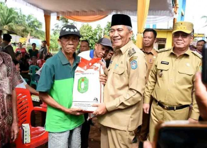 Pj Bupati Kubu Raya Salurkan Bantuan Kepada Masyarakat Terdampak Banjir di Sungai Ambawang