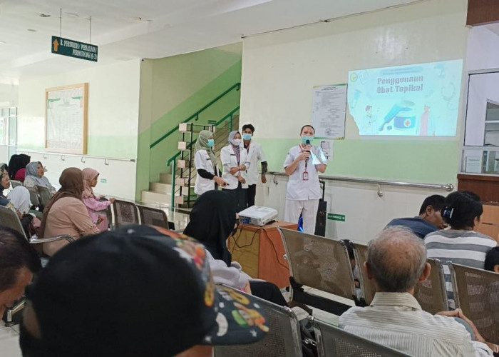 Apoteker RSUD SSMA Pontianak Edukasi Cara Benar Menggunakan Obat Oles
