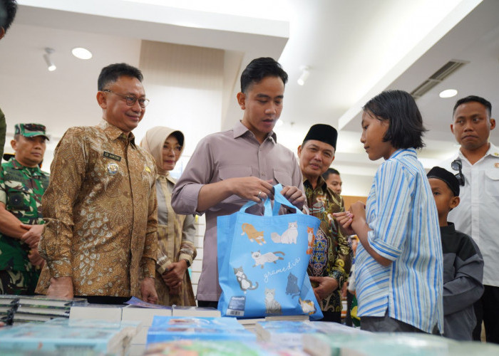 Gibran Belanja Buku Bareng Anak Yatim dan Siswa Sekolah Rakyat di Megamal, Wako: Kepedulian Wapres pada Anak