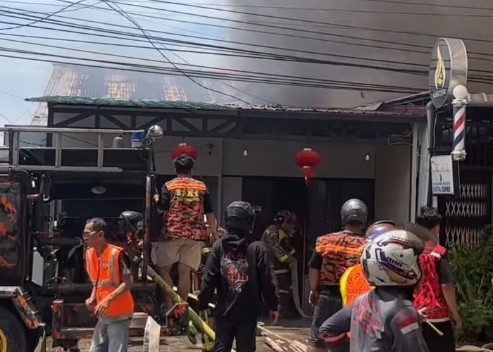 Kebakaran Hebat di Jalan Alianyang Singkawang, Dua Rumah dan Satu Ruko Hangus Terbakar