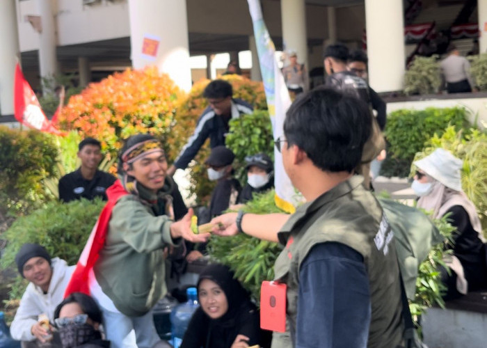 Mahasiswa Pontianak Gelar Aksi : Adhitya Pangestu Tampil Beda Bagikan Rokok di Tengah Protes RUU Pilkada