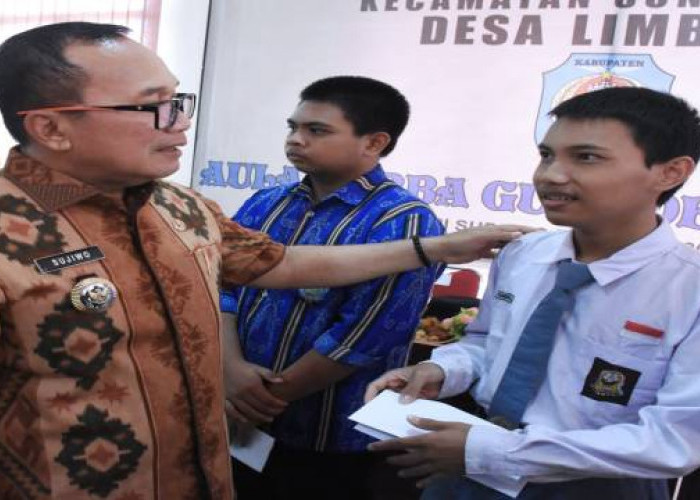 Bupati Kubu Raya Serahkan Beasiswa untuk 60 Pelajar Berprestasi di Desa Limbung