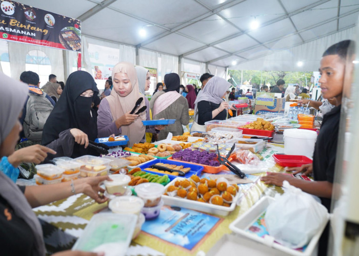 Warga Berbondong Serbu Pasar Juadah Masjid Raya Mujahidin, Ratusan Stan Sajikan Menu Bukber Terbaik 