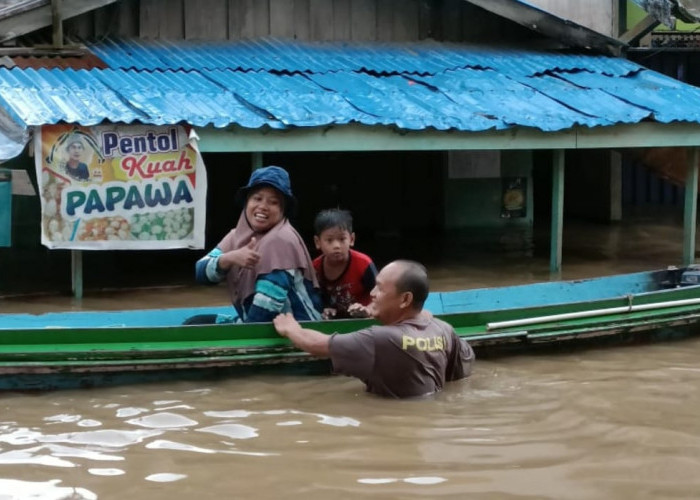 Aksi Heroik Bripka Hendri Turut Serta Bantu Warga di Tengah Banjir Desa Menukung