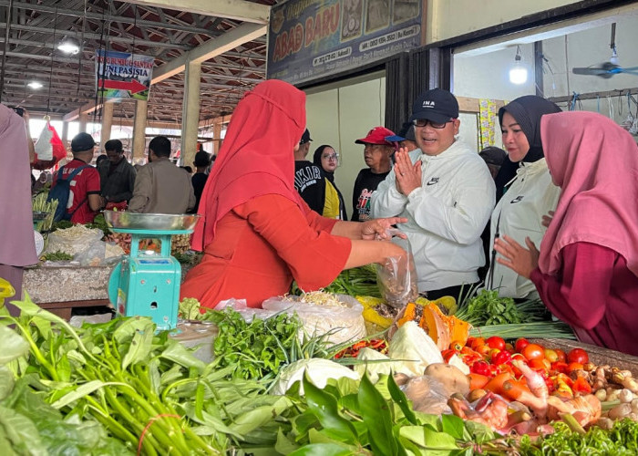 Blusukan ke Pasar Bahagia Kuala Dua, Cabup Sujiwo Dengar Aspirasi Pedagang dan Masyarakat