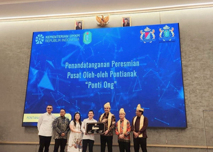Penandatangan Prasasti Peresmian “Ponti Ong” Pusat Oleh-oleh Pontianak oleh Menteri UMKM RI
