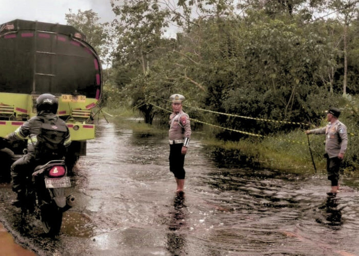 Satlantas Kubu Raya Gelar Patroli di Kawasan Rawan Banjir KM 39, Jalan Transkalimantan