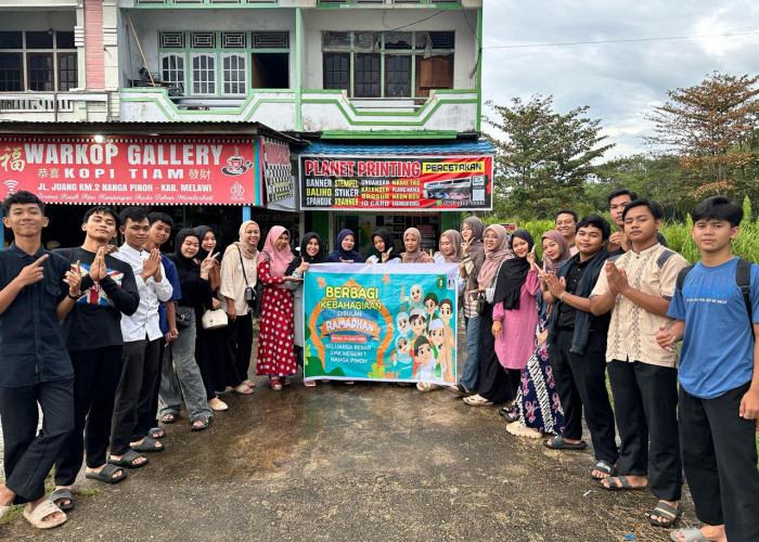 Siswa SMK Negeri 1 Nanga Pinoh Berbagi Ratusan Takjil pada Pengguna Jalan