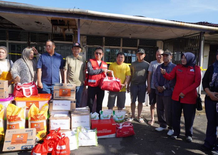 Empat KK Terdampak Kebakaran di Pontianak Utara, Wali Kota Edi Kamtono Salurkan Bantuan Darurat