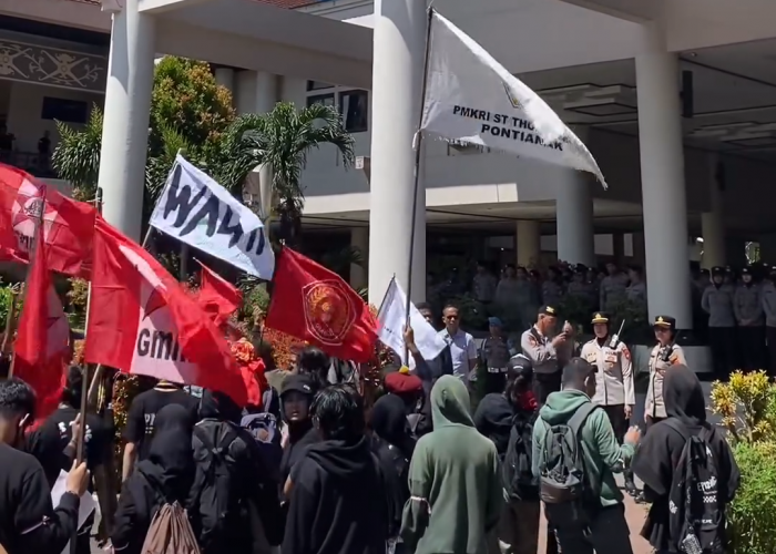 Ratusan Masyarakat Kota Pontianak Serukan Aksi di Gedung DPRD Kalbar, Ini Tanggapannya!