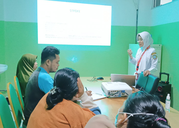 RSUD SSMA Pontianak Edukasi Keluarga Pasien Stroke Cegah Luka Tekan dengan Alih Baring