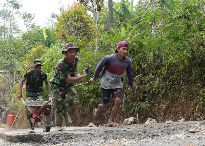 Satgas TMMD dan Warga Tarik Arko Demi Kelancaran Pengecoran Jalan