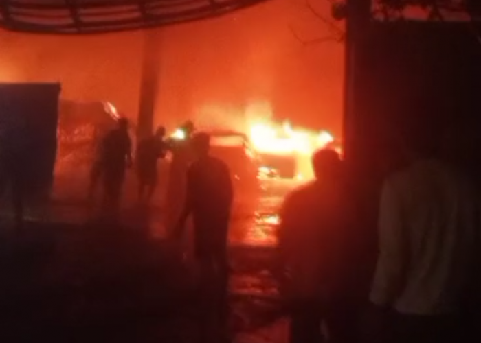 Gudang di Bengkayang Diduga Simpan Barang Ilegal Asal Malaysia Terbakar, Berikut Kronologi dan Kerugiannya