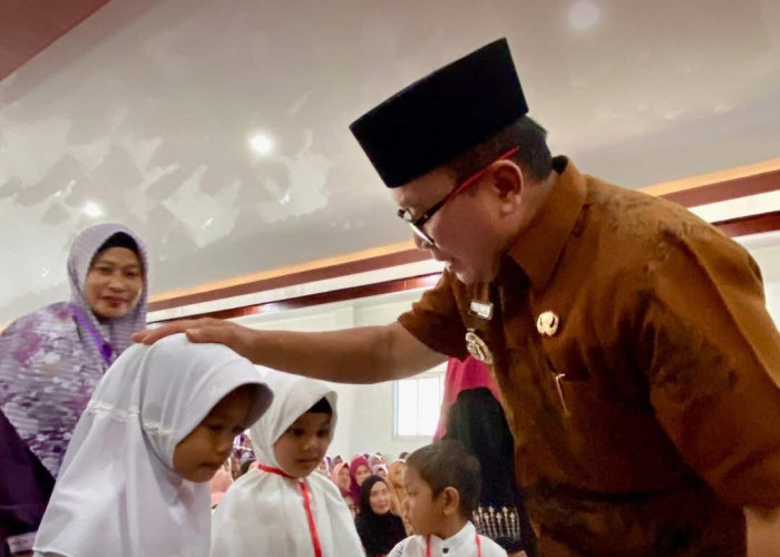 Bupati Sujiwo Serahkan Santunan Yatim di Pal IX Kubu Raya
