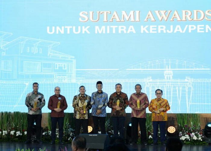 Kementerian Pekerjaan Umum Anugerahkan WSBP sebagai Penyedia Jasa Terbaik pada SUTAMI AWARD