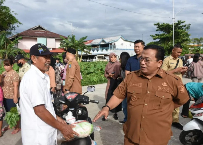 Wakil Bupati Kubu Raya Tinjau Operasi Pasar di Pasar Menanjak 