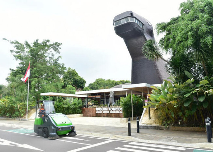 Yuk Kenalan dengan Rino, Mesin Sweeper Andalan KAI Services untuk Membersihkan Area TMII