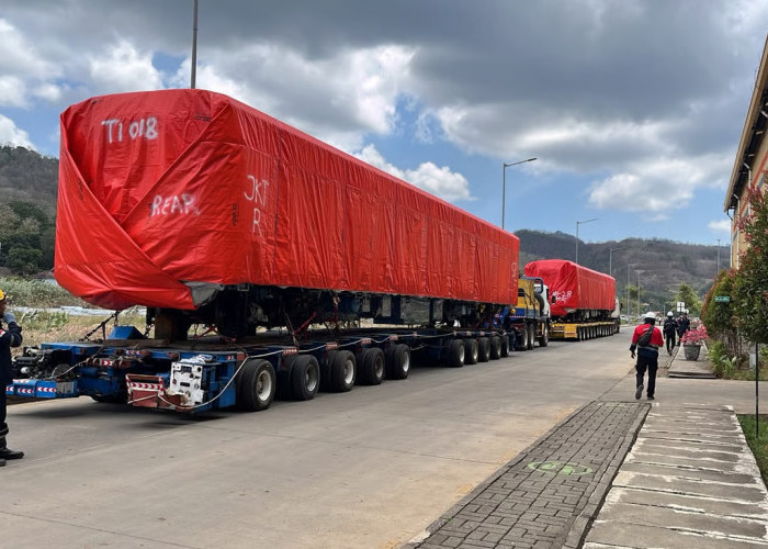 KAI Logistik Rampungkan Pengiriman 8 Unit KRL dari Banyuwangi ke Kalimas