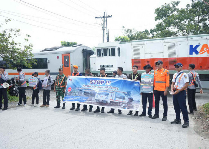 KAI dan KAI Bandara Bersama Railfans Edukasi Pengguna Jalan di Perlintasan Sebidang Binjai