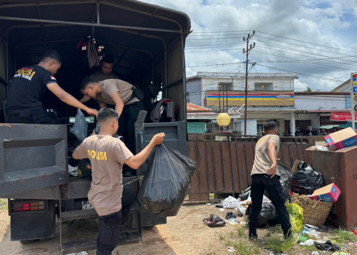 Euforia Perang Mercon Berujung Sampah, Polisi Turun Tangan Bersihkan