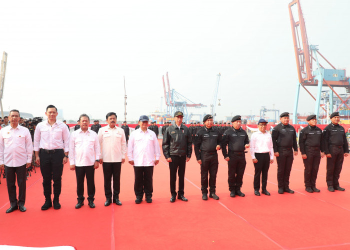 Bersama Presiden RI, Menteri AHY Peroleh Brevet Kehormatan Hiu Kencana dari TNI AL