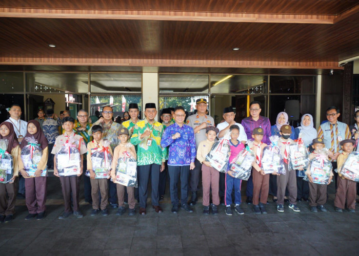 Program ‘Like Sedekah Jumat’ Himpun Rp215 Juta, Seribu Paket Sekolah Dibagikan di Pontianak