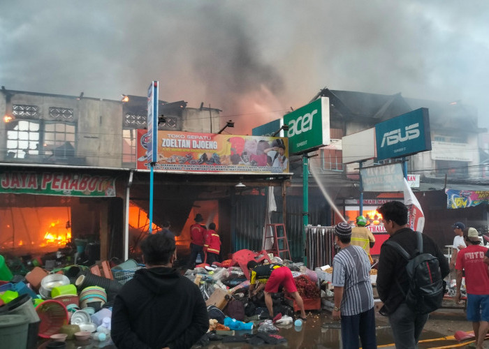 Kebakaran Hebat Melanda Enam Ruko di MT Haryono, Sintang