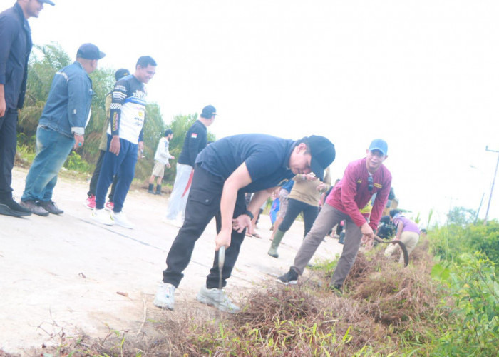 Wakil Walikota Pontianak Pimpin Kerja Bakti Bersama Warga Bersihkan Drainase di Siantan Hulu
