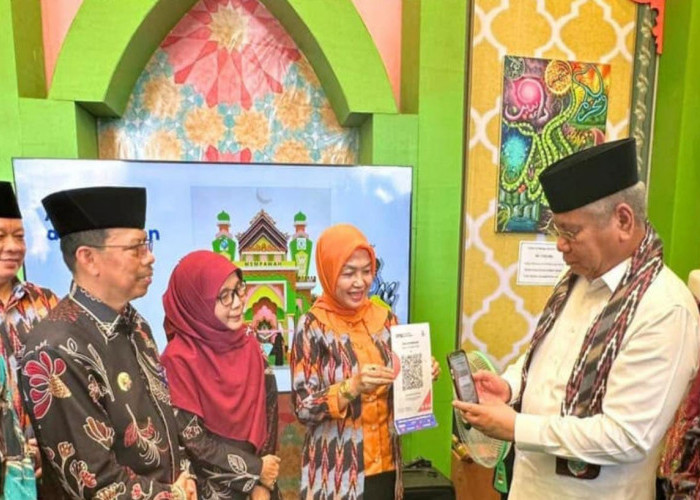 Pj Gubernur Kalbar Buka Sekaligus Beli Kaligrafi Kontemporer di Stan Pameran MTQ Mempawah