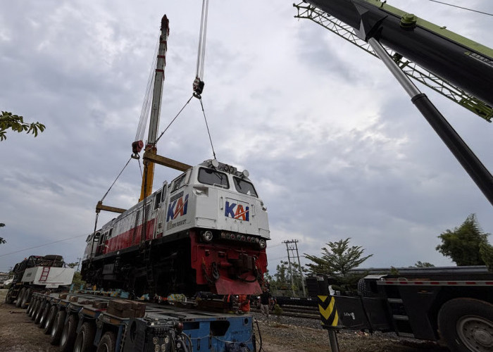 Sinergi Persiapan Angkutan Lebaran, KAI Logistik Kirim 12 Lokomotif ke Pulau Jawa
