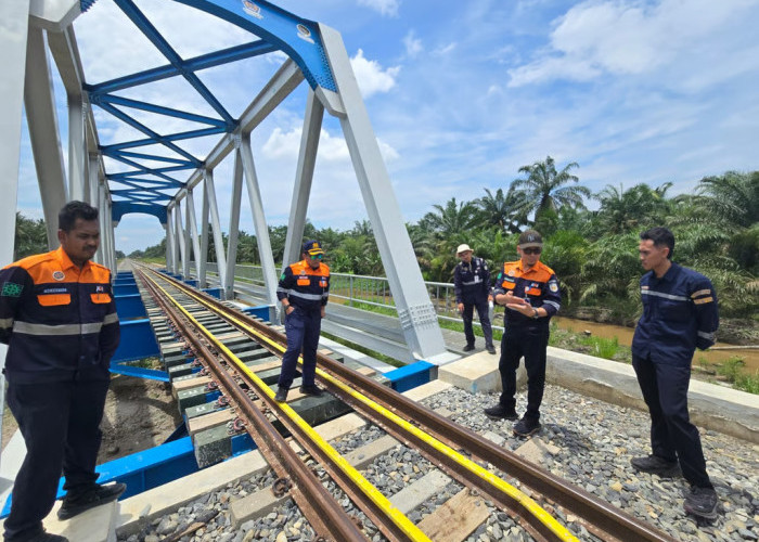 Siap Sambut Nataru, KAI Sumut Ganti Ribuan Bantalan Rel di Jembatan Kereta Api