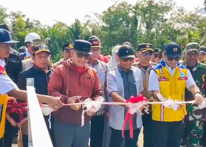 Bupati Kubu Raya Resmikan Jembatan Gantung Munggu Emas, Janjikan Perbaikan Jalan Akses Oktober 2025