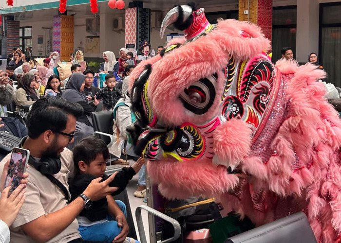 KAI Divre III Palembang Meriahkan Tahun Baru Imlek 2577 dengan Atraksi Barongsai dan Kejutan Spesial