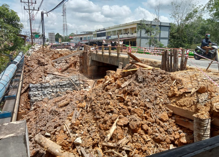 Proyek Pelebaran Jembatan Tebelian BTS di Kota Sintang, Diduga Kuat Bermasalah, Cek Faktanya!