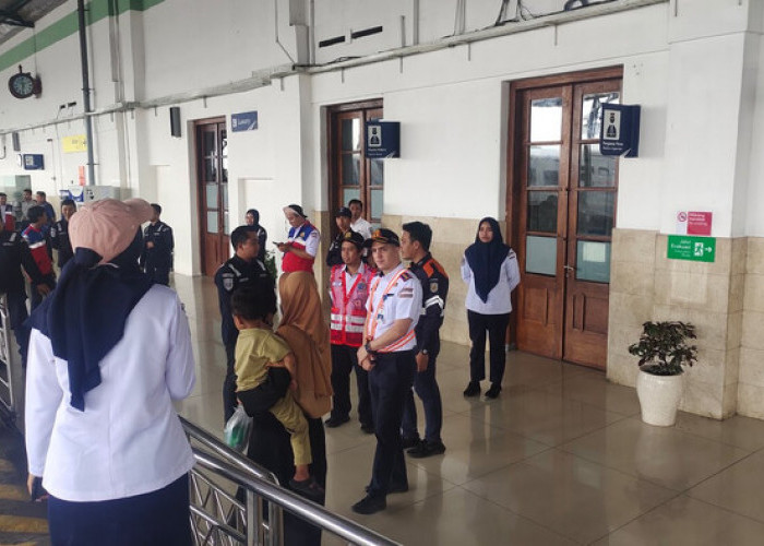 KAI Daop 7 Madiun Layani 13.210 Penumpang pada Hari Pertama Nataru 2025/2026